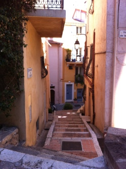 As ruelas estreitas da cidade antiga escondem história e contrastam com a badalação da Cannes "nova".